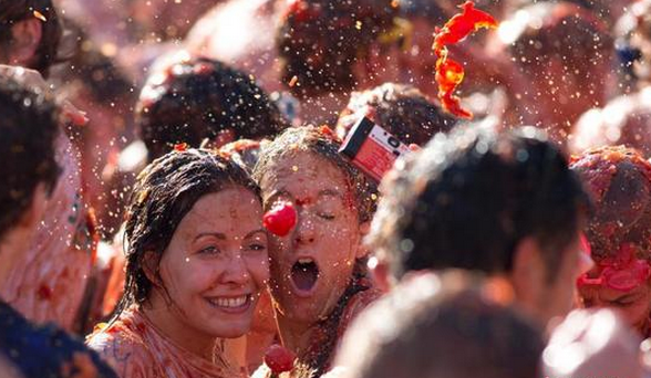 西班牙小鎮(zhèn)舉辦番茄大戰(zhàn)2萬人狂砸150噸番茄