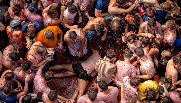 西班牙小鎮(zhèn)舉辦番茄大戰(zhàn)2萬人狂砸150噸番茄